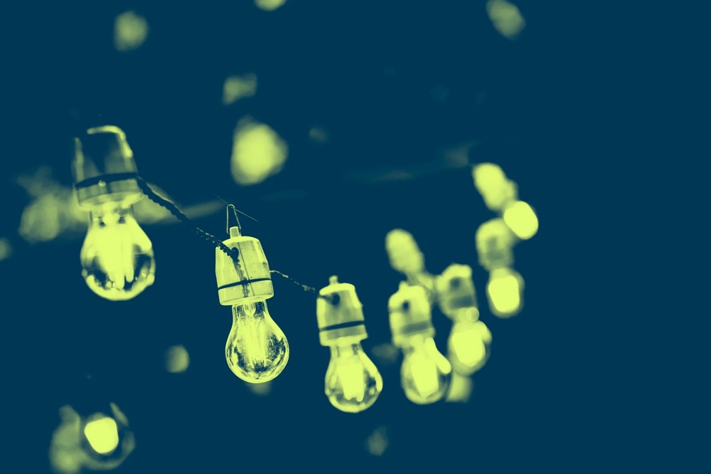 Eine aus Glühbirnen bestehende Lichterkette ist zu sehen.