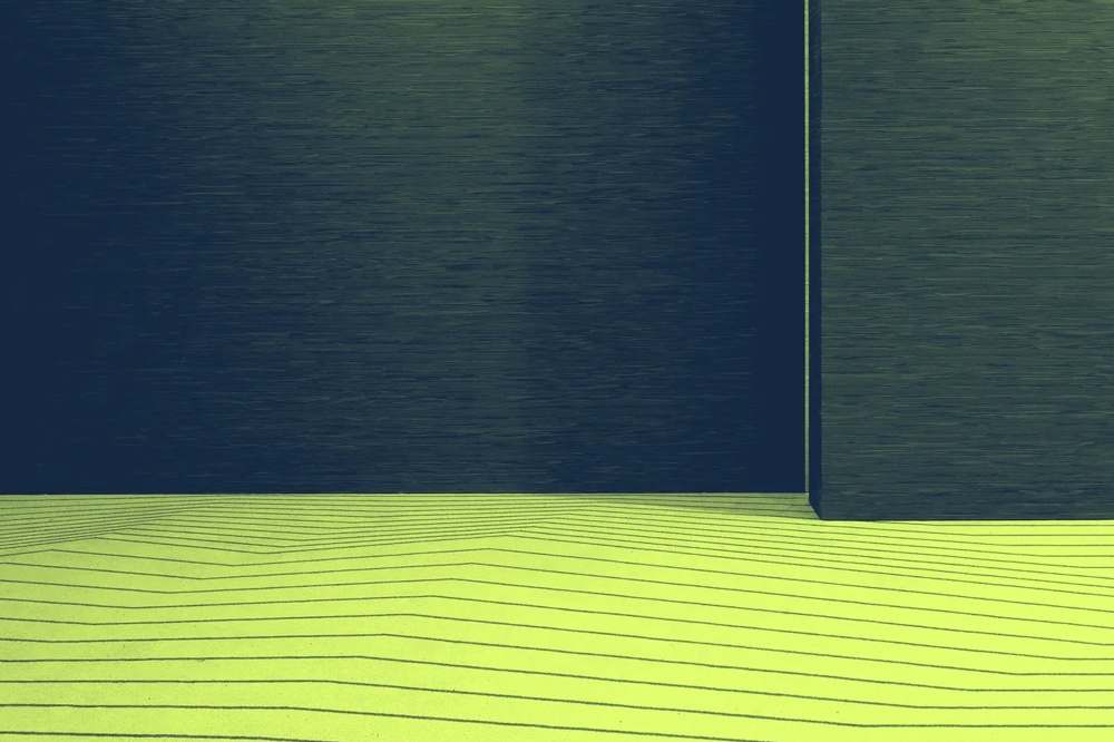 Grüne Wand mit vertikalen Paneelen und wellenförmigem Bodenmuster in einem modernen Raum.