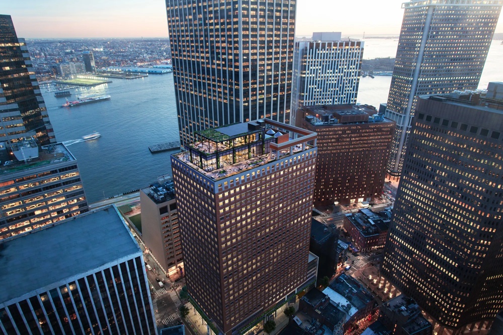 Hochhäuser bei Sonnenuntergang mit Blick auf einen Fluss und beleuchtete Gebäude, Boote auf dem Wasser.