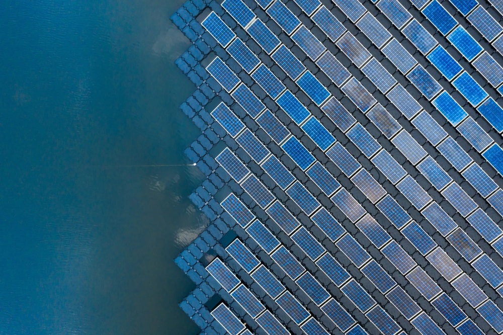 Schwimmende Solarpaneele auf einem Gewässer in diagonaler Anordnung.