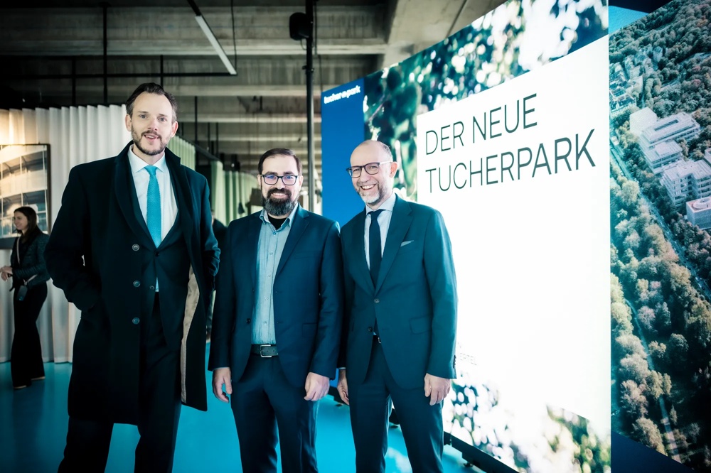 Im Rahmen der Eröffnung der KI-Fabrik im Tucherpark in München sind in einem Gruppenbild unter anderem Christian Meister von Hines und hausInvest Fondsmanager Mario Schüttauf zu sehen.
