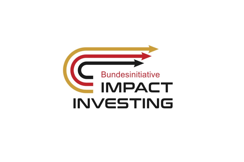 Logo mit drei geschwungenen Pfeilen in den Farben Schwarz, Rot und Gold sowie dem Schriftzug „Bundesinitiative Impact Investing" – nationale Initiative für wirkungsorientiertes Investieren.