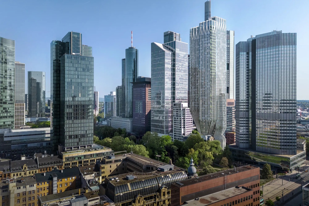 Skyline moderner Hochhäuser mit Blick über Dächer und Grünflächen.