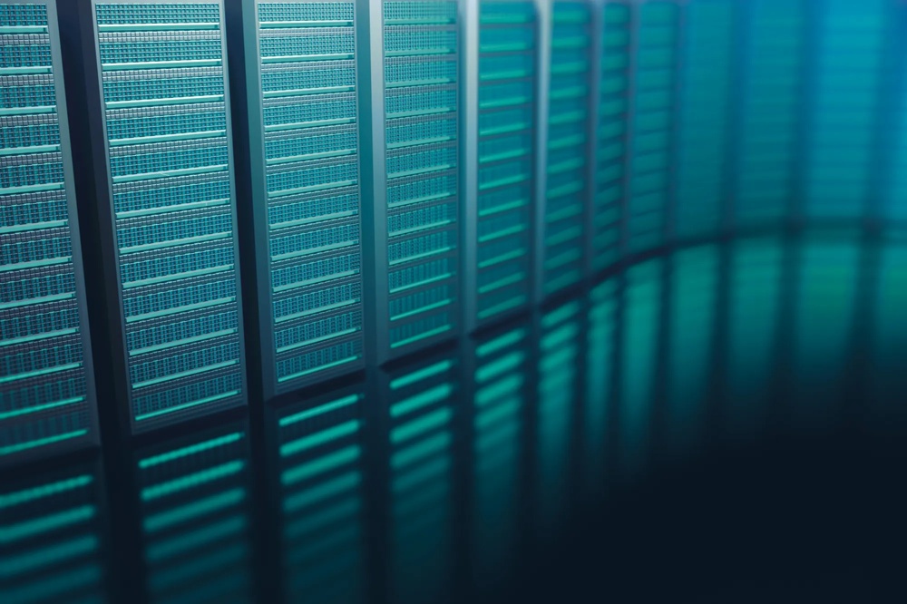 Reihe von blauen Server-Racks in einem Rechenzentrum, beleuchtet mit kühlem Licht.