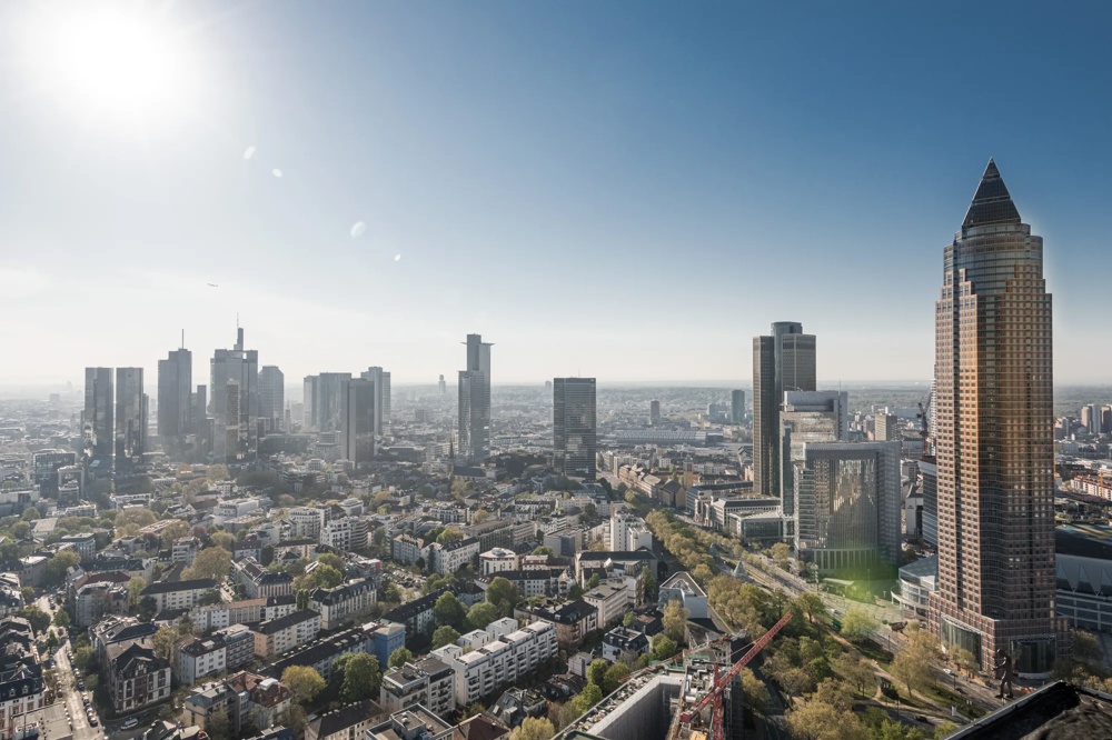 Frankfurts Skyline mit modernen Hochhäusern unter klarem, blauem Himmel.