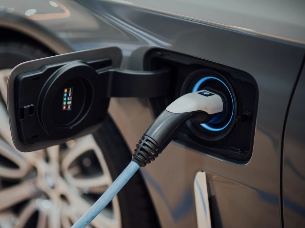 Ein Elektroauto wird über ein Ladekabel an einer Ladestation aufgeladen.