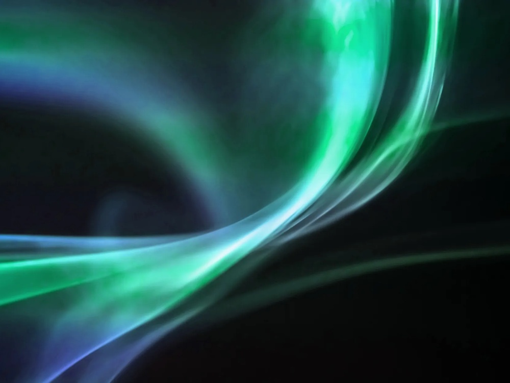Dynamische, abstrakte Lichtlinien in Grün-, Blau- und Violetttönen mit fließender Bewegung auf dunklem Hintergrund