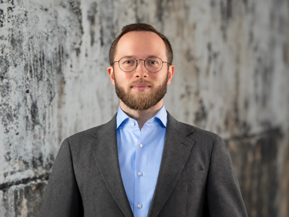 Porträtfoto von Hannes Glässner, Development Manager Infrastructure Investments bei Commerz Real.