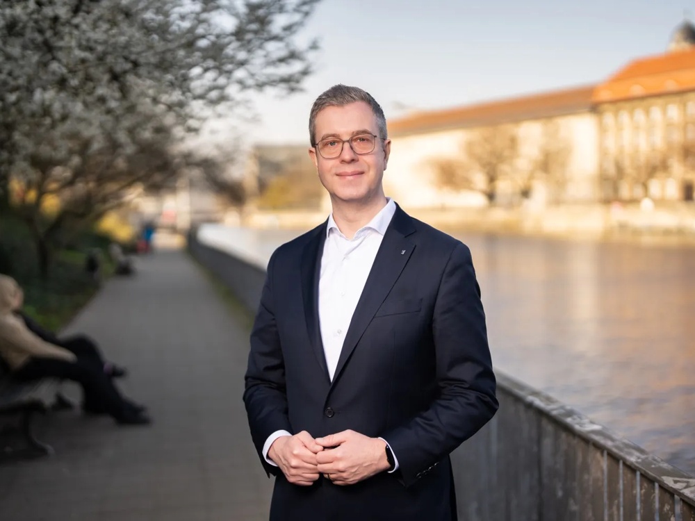 Porträtfoto von Stefan Evers, Bürgermeister und Senator für Kultur und gesellschaftlichen Zusammenhalt des Landes Berlin, an der Spree.