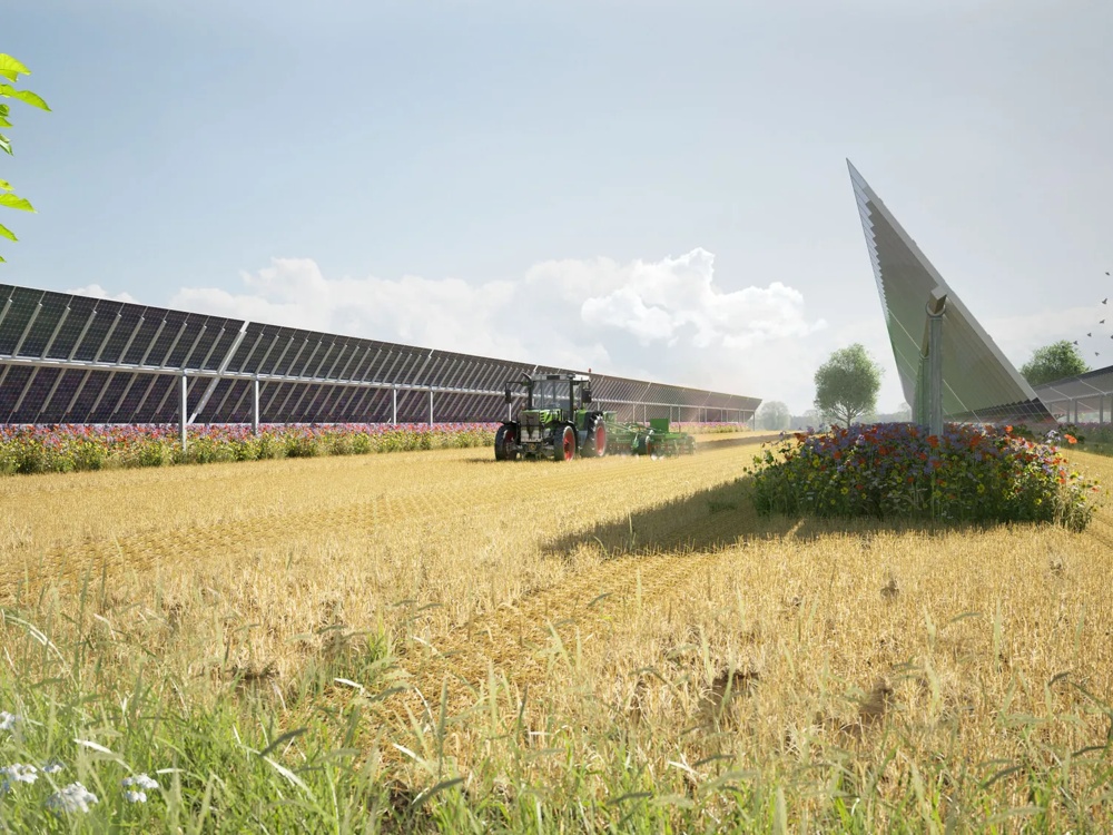 Ein Traktor fährt durch ein Feld neben Solarpaneelen und bunten Blumen unter blauem Himmel.