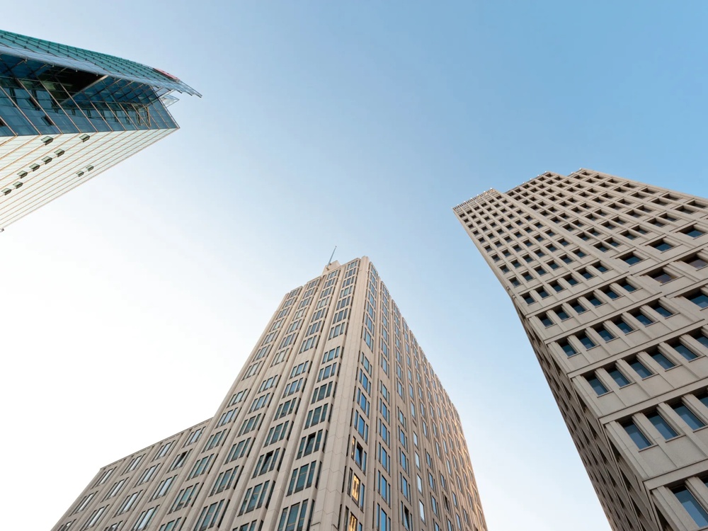 Ansicht zweier baugleicher gespiegelter Bürogebäude am Potsdamer Platz in Berlin