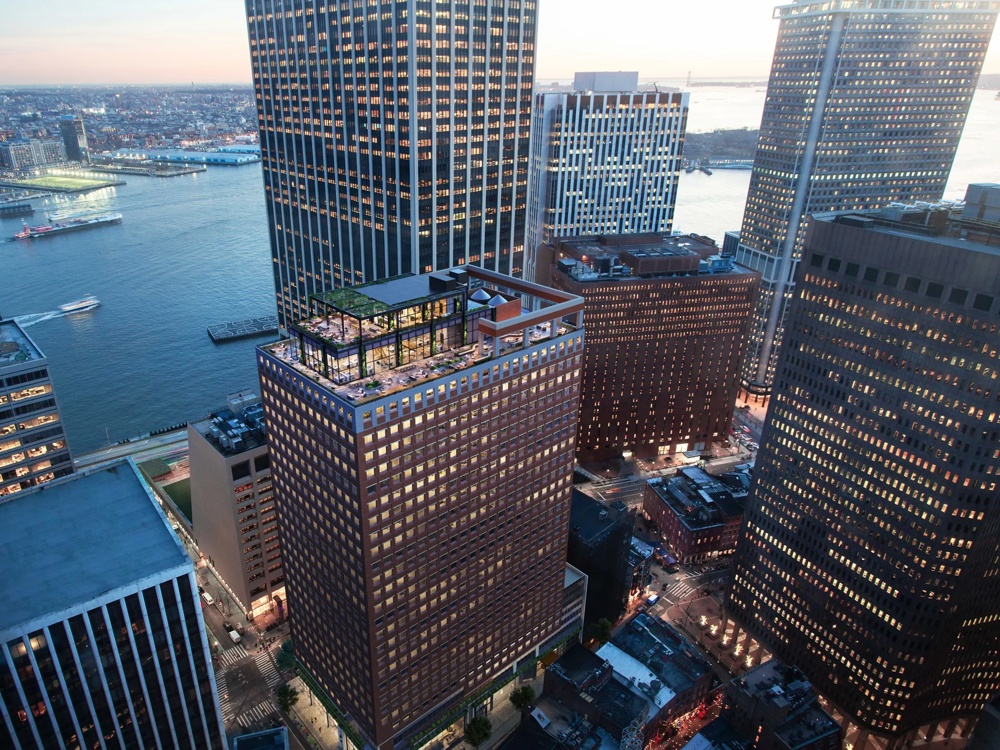 Hochhäuser bei Sonnenuntergang mit Blick auf einen Fluss und beleuchtete Gebäude, Boote auf dem Wasser.