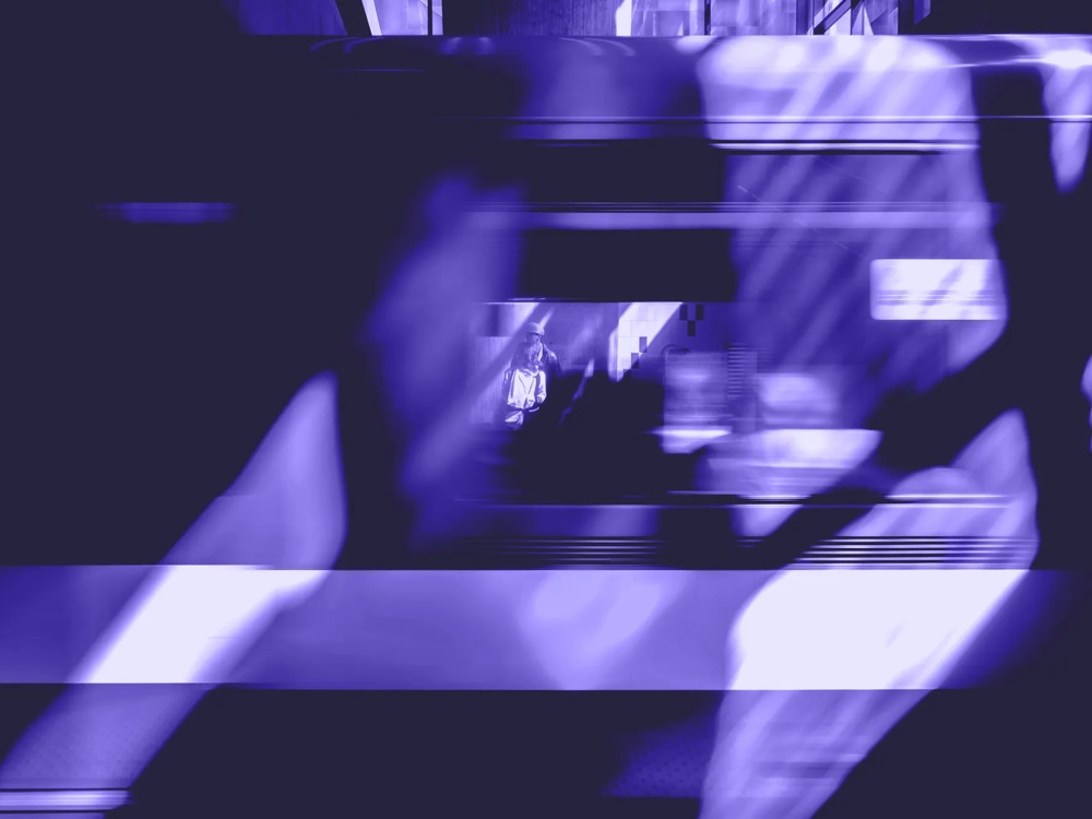 Verschwommene Silhouette vor einem Fenster, durch das eine Person in einem Zug sichtbar ist.