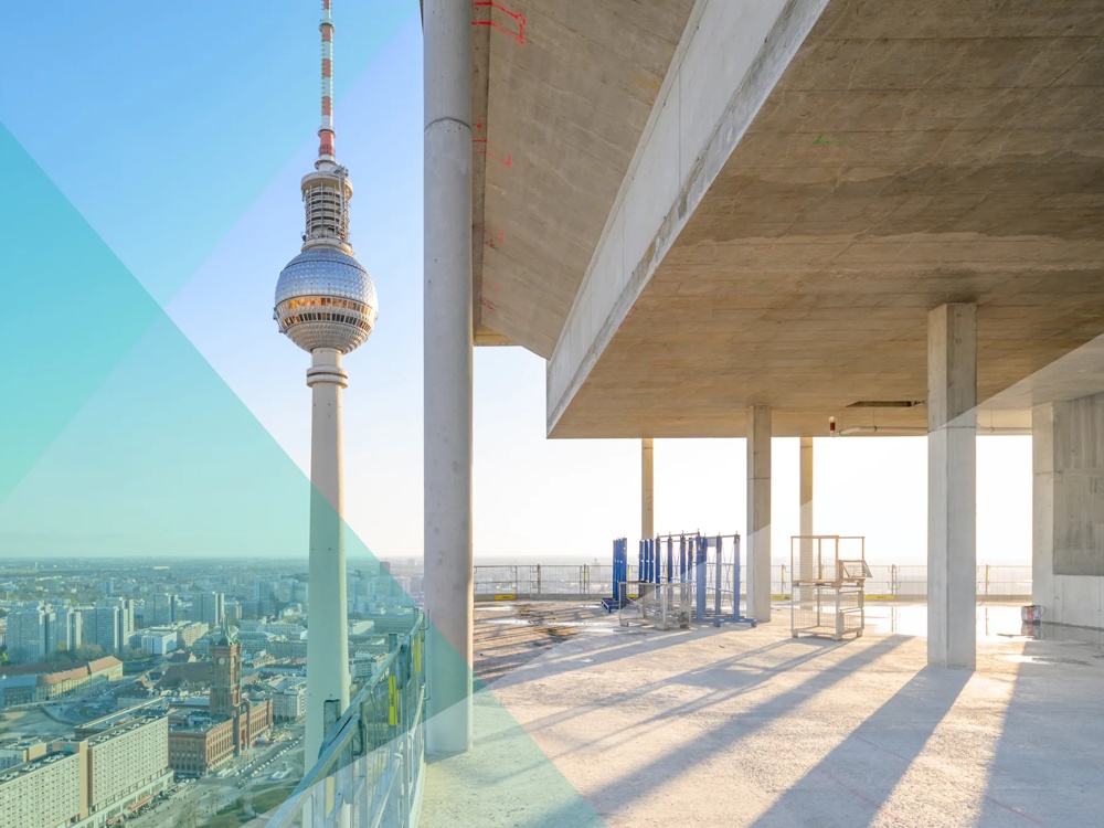 Blick aus einem sich im Bau befindenden Stockwerk auf den Berliner Fernsehturm.