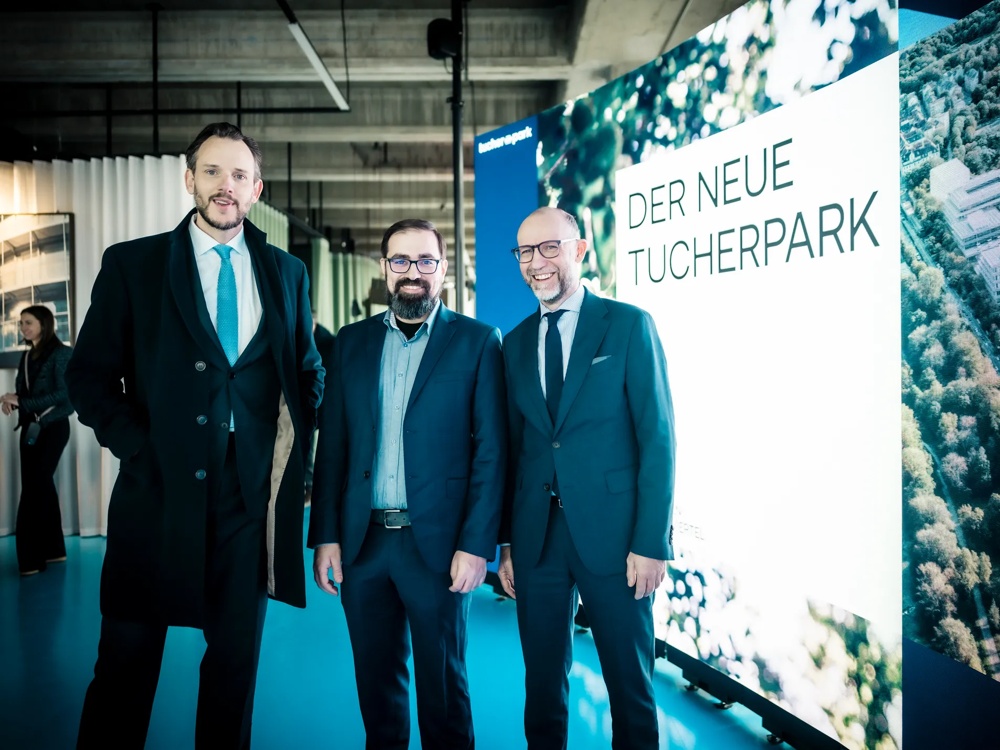Im Rahmen der Eröffnung der KI-Fabrik im Tucherpark in München sind in einem Gruppenbild unter anderem Christian Meister von Hines und hausInvest Fondsmanager Mario Schüttauf zu sehen.