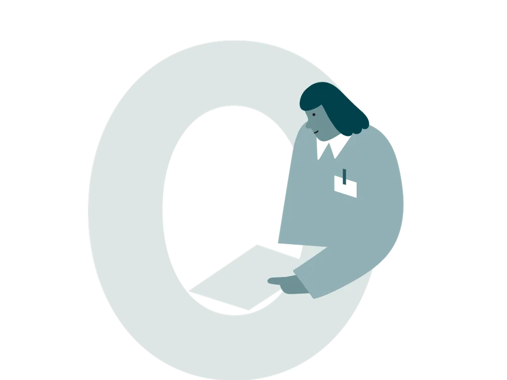 Eine Person in einem grauen Anzug zeigt auf ein großes, helles "Q".