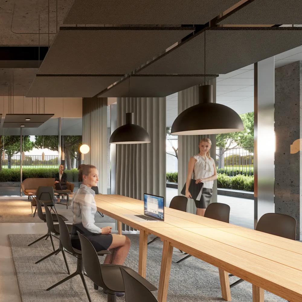 Moderner Büroraum mit großen Fenstern, Holztisch, schwarzen Stühlen, Pendelleuchten und Menschen in Business-Kleidung.