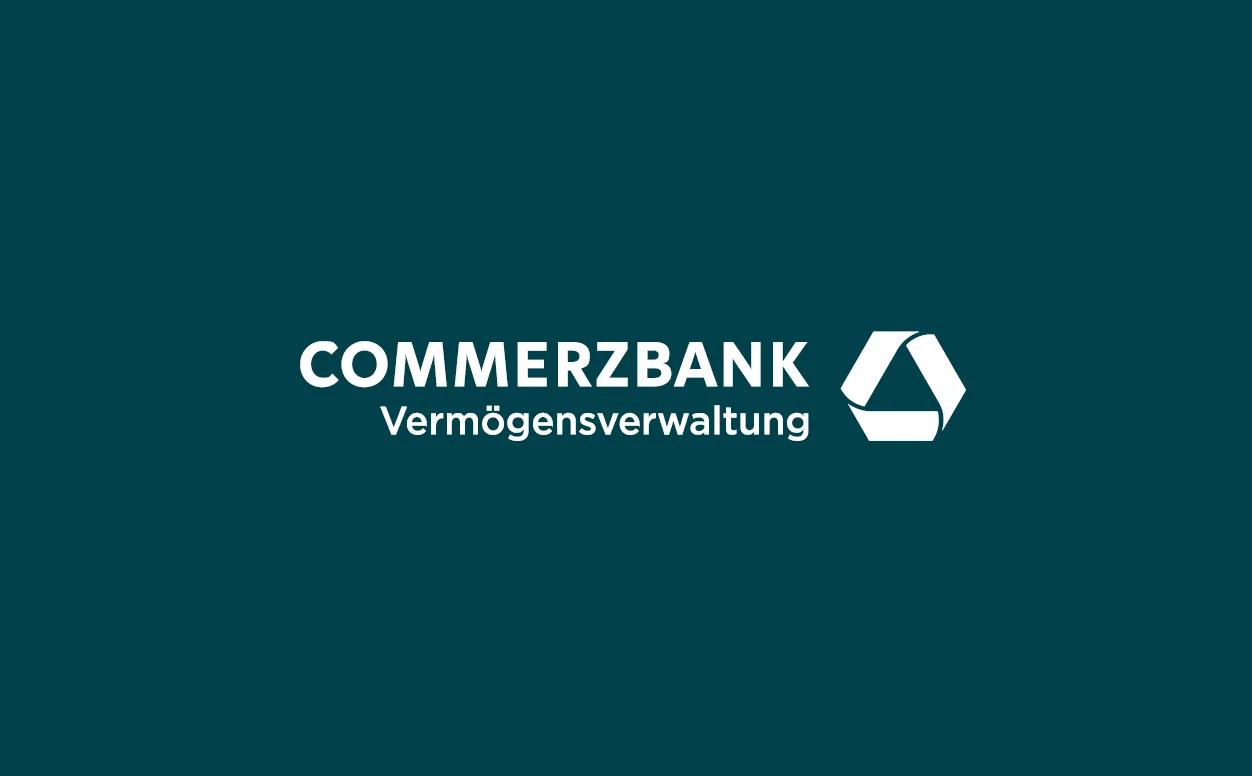 Weißes Commerzbank-Logo und Text auf dunkelgrünem Hintergrund.