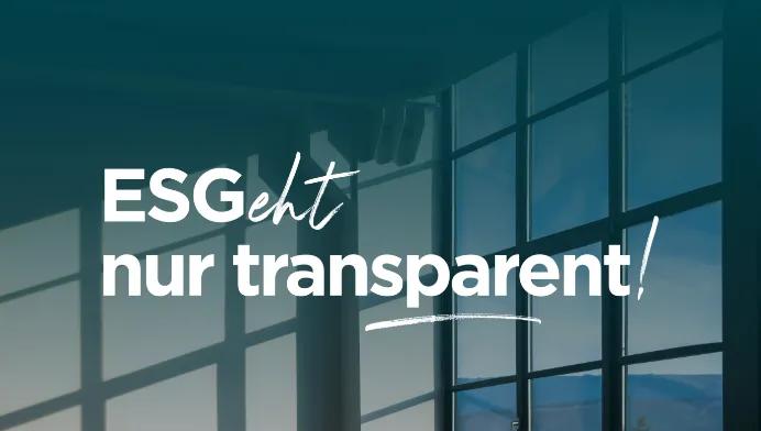 Text "ESGeht nur transparent!" vor großen Fenstern mit blauem Himmel im Hintergrund.
