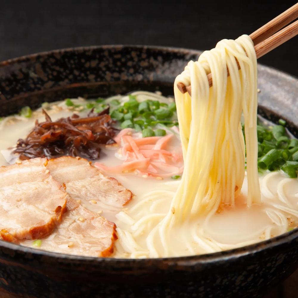 Suppenschalen mit Nudeln und Fleisch in Brühe