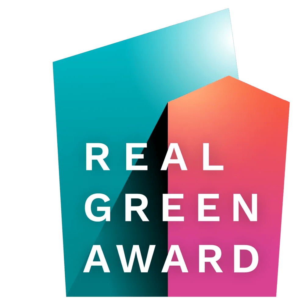 Logo aus zwei stilisierten Gebäudeformen – eine in Türkis-Blau, eine in Orange-Pink – mit dem weißen Schriftzug „Real Green Award" – Nachhaltigkeitsauszeichnung der Immobilienwirtschaft.