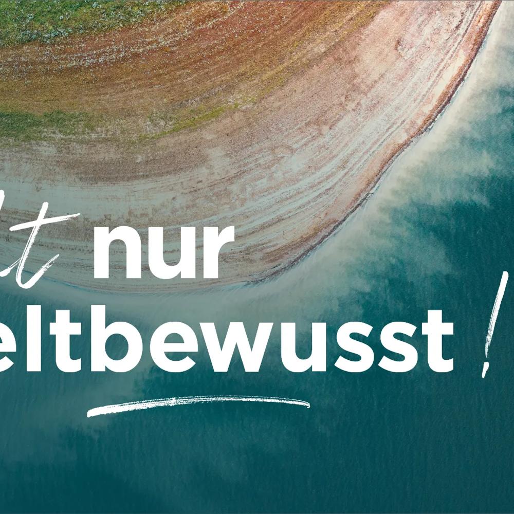 Text 'ESGeht nur umweltbewusst!' über Küstenlandschaft.