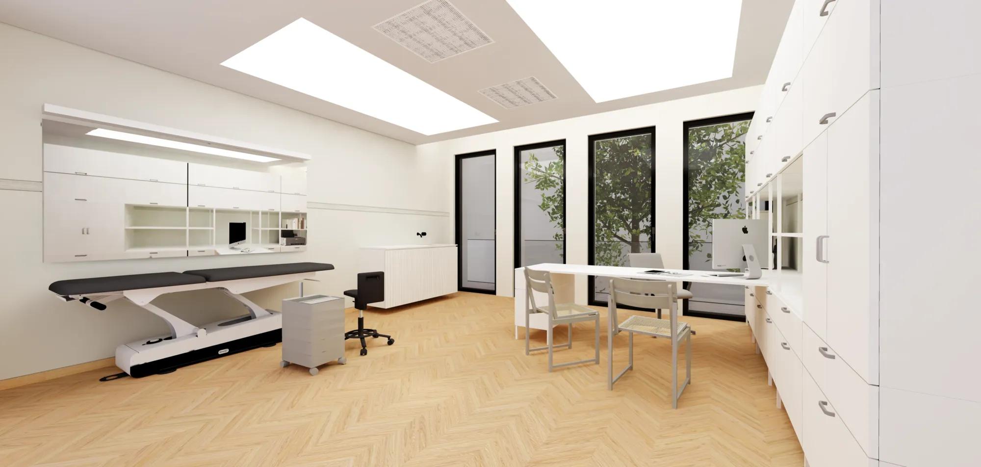 Heller Behandlungsraum mit Liege, Schreibtisch, Stühlen und großen Fenstern mit Blick auf Bäume.